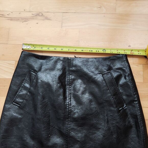 Kendall + Kylie Faux Leather Mini Skirt, Black, Size Medium - Picture 7 of 7